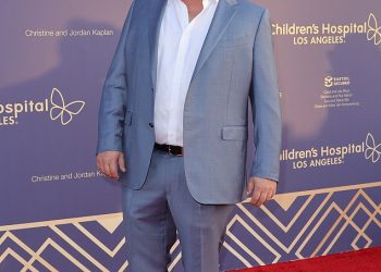 Matt LeBlanc izaziva zabrinutost da bi se mogao ‘raspetljati’ godinu dana nakon smrti Matthewa Perryja dok ga kolege iz serije Prijatelji ‘drže na oku’