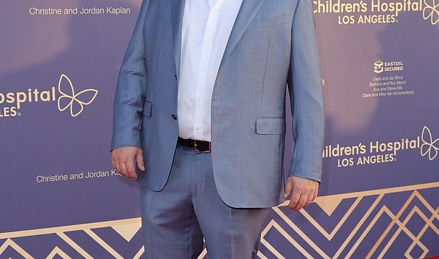 Matt LeBlanc izaziva zabrinutost da bi se mogao ‘raspetljati’ godinu dana nakon smrti Matthewa Perryja dok ga kolege iz serije Prijatelji ‘drže na oku’
