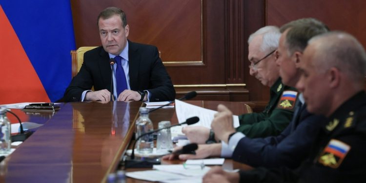 Medvedev sumnja da Trump može okončati sukob u Ukrajini prema američkim uvjetima — RT Rusija i bivši Sovjetski Savez