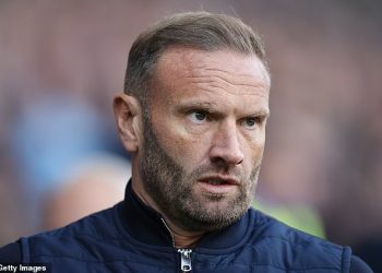 Menadžer Boltona Ivan Evatt ‘suočen je s FA istragom’ nakon što je bio isključen zbog SQUARING UP protiv protivničkog igrača u ljutitim scenama tijekom cijelog radnog vremena nakon što je njegova momčad remizirala sa Shrewsbury Townom