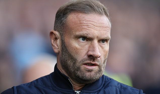 Menadžer Boltona Ivan Evatt ‘suočen je s FA istragom’ nakon što je bio isključen zbog SQUARING UP protiv protivničkog igrača u ljutitim scenama tijekom cijelog radnog vremena nakon što je njegova momčad remizirala sa Shrewsbury Townom