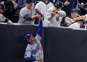 Mookie Betts i Dodgers reagiraju na navijača Yankeesa koji mu pokušava otrgnuti loptu iz ruke u utakmici Svjetskog prvenstva