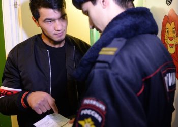Moskva uvodi pametne osobne iskaznice za migrante — RT Rusija i bivši Sovjetski Savez