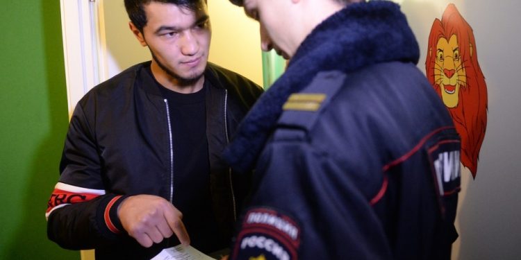 Moskva uvodi pametne osobne iskaznice za migrante — RT Rusija i bivši Sovjetski Savez