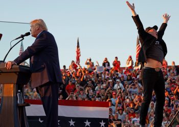 Musk skočio na pozornicu na Trumpovom skupu (VIDEO) — RT World News