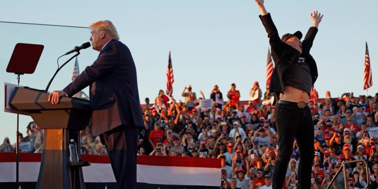 Musk skočio na pozornicu na Trumpovom skupu (VIDEO) — RT World News