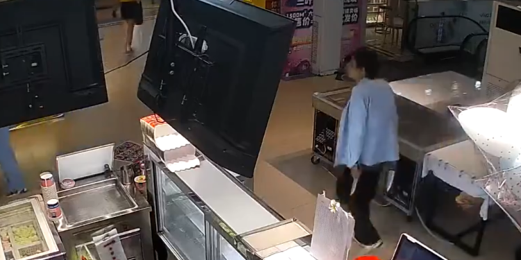 Muškarac ubio troje u Šangaju u napadu nožem (VIDEO) — RT World News