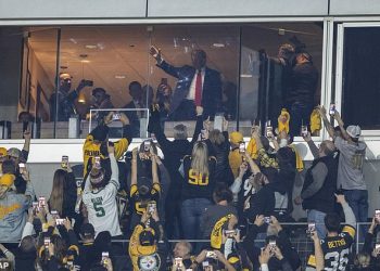 NBC kritikovan jer je jednom prikazao Donalda Trumpa u Jetsima protiv Steelersa: ‘Taylor Swift dobiva segment’