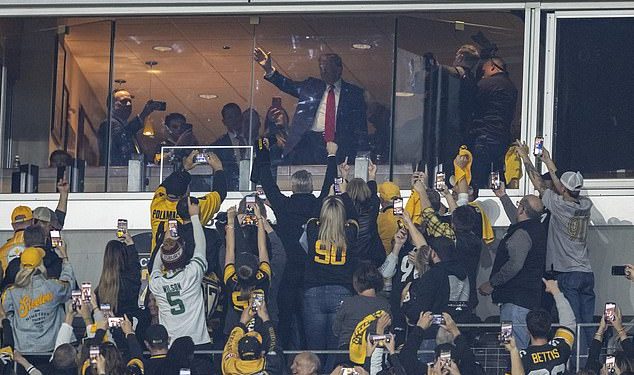 NBC kritikovan jer je jednom prikazao Donalda Trumpa u Jetsima protiv Steelersa: ‘Taylor Swift dobiva segment’