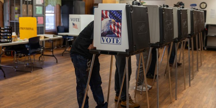 ‘Najprecizniji svjetski ekonomist’ predviđa ishod izbora u SAD-u — RT World News