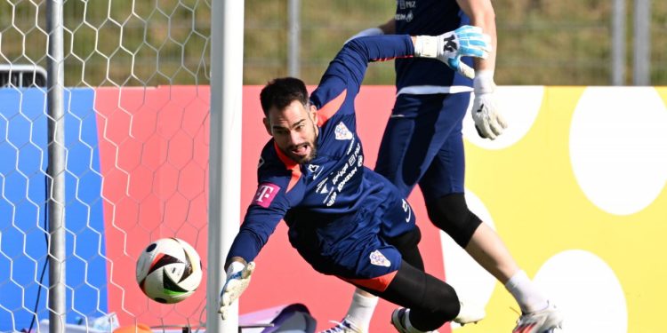 Najteža večer sjajnog hrvatskog vratara: Vatreni primio ukupno osam golova, njegov klub pometen iz Europe