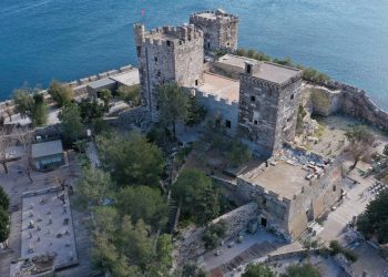 Nakit, bakrene poluge i više relikvija iz brončanog doba pronađenih na olupini broda Uluburun tijekom 10 godina iskapanja