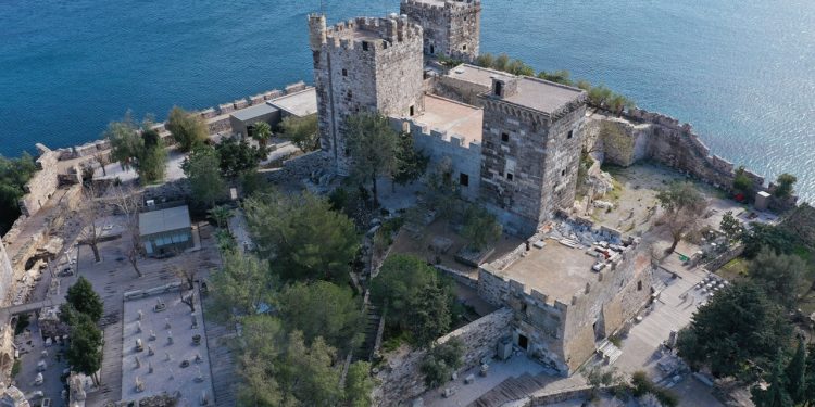 Nakit, bakrene poluge i više relikvija iz brončanog doba pronađenih na olupini broda Uluburun tijekom 10 godina iskapanja