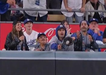 Navijač Dodgersa zapne u blizini Yankees home run-a i ispraćen je s utakmice Svjetskog prvenstva, ostavljajući navijače New Yorka BIJESNIM