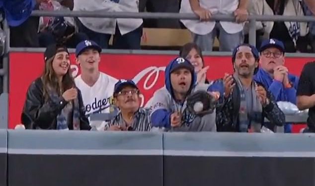 Navijač Dodgersa zapne u blizini Yankees home run-a i ispraćen je s utakmice Svjetskog prvenstva, ostavljajući navijače New Yorka BIJESNIM