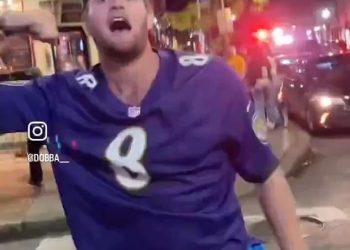 Navijač Ravensa Jack Callis otpušten je iz osiguranja u Baltimoreu nakon videa na kojem je nokautirao navijača Commandersa