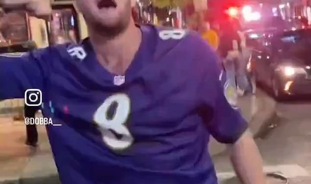 Navijač Ravensa Jack Callis otpušten je iz osiguranja u Baltimoreu nakon videa na kojem je nokautirao navijača Commandersa