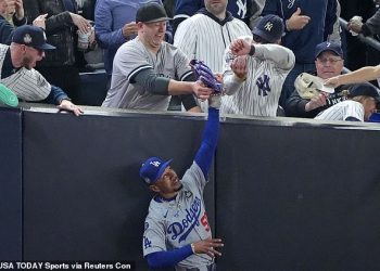 Navijač Yankeesa koji je oteo loptu Mookieju Bettsu prekida šutnju dok se na snimci vidi kako ih izbacuju iz Svjetskog prvenstva