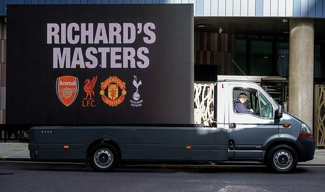 Navijači Man Cityja ciljaju na nesuptilno iskopavanje izvršnog direktora Premier lige Richarda Mastersa dok pravni rat tutnji na… usred ‘burnog’ hitnog sastanka između vrhunskih klubova oko pravila o sponzorstvu