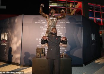 Navijači NBA lige divljaju po statui Dwaynea Wadea nakon otkrivanja Miami Heata: ‘Sramota bilo tko je dao ovo zeleno svjetlo’