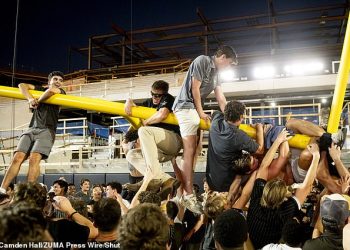 Navijači Vanderbilta srušili su vratnice i bacili ih u Nashville RIJEKU nakon šokantnog nemira u Alabami