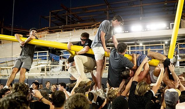 Navijači Vanderbilta srušili su vratnice i bacili ih u Nashville RIJEKU nakon šokantnog nemira u Alabami