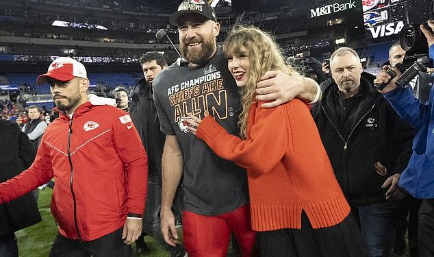 Nema traga od Taylor Swift dok je Travis Kelce domaćin rođendanske humanitarne priredbe zajedno sa svojom obitelji i suigračima iz Chiefsa, uključujući Patricka Mahomesa