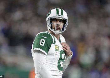 New York Jets 20-23 Buffalo Bills: Aaron Rodgers baca skupo kasno presretanje u porazu u prvoj utakmici nakon otpuštanja Roberta Saleha