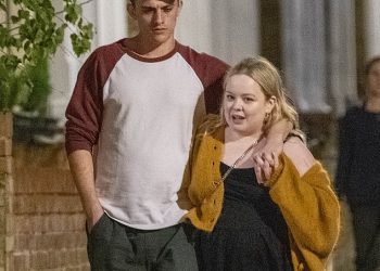 Nicola Coughlan potvrdila je novu romansu sa zvijezdom Renegadea Jakeom Dunnom dok je par priredio ugodnu predstavu dok se vraćao kući iz romantičnog noćnog izlaska u Londonu