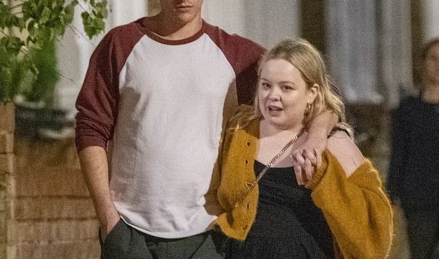 Nicola Coughlan potvrdila je novu romansu sa zvijezdom Renegadea Jakeom Dunnom dok je par priredio ugodnu predstavu dok se vraćao kući iz romantičnog noćnog izlaska u Londonu