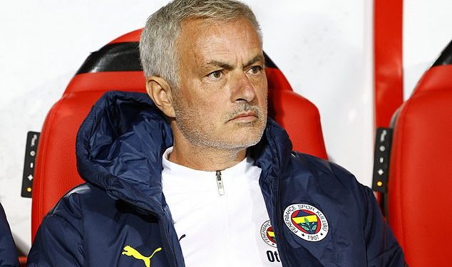 Novi život Josea Mourinha u Turskoj: Mail Sport odlazi u Four Seasons za 1000 funti po noći u Istanbulu gdje živi bivši šef Man Uniteda i Chelseaja, jede isti obrok svaki dan… i pokušava ponovno otkriti svoj zlatni dodir