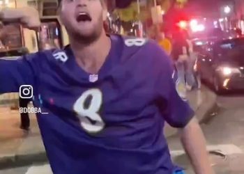 Obožavatelj Ravensa brutalno nokautira Commandersovog rivala i napada drugog tijekom divlje tučnjave