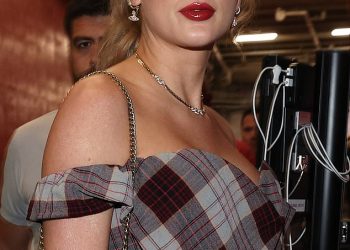 Obožavatelji Taylor Swift žure kupiti Amazonov artikl od 16 dolara kako bi kopirali njezin zapanjujući pogled na igru ​​Travisa Kelcea