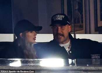 Obožavatelji bejzbola govore Taylor Swift i Travisu Kelceu da se ‘drže nogometa’ u bijesnoj reakciji na objavu MLB-a