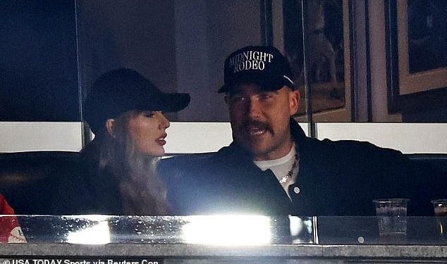 Obožavatelji bejzbola govore Taylor Swift i Travisu Kelceu da se ‘drže nogometa’ u bijesnoj reakciji na objavu MLB-a