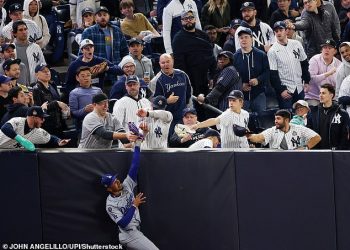 Obožavatelji s oštrim očima uočili su čudan novi detalj u virusnom sukobu navijača Yankeesa s Mookiejem Bettsom