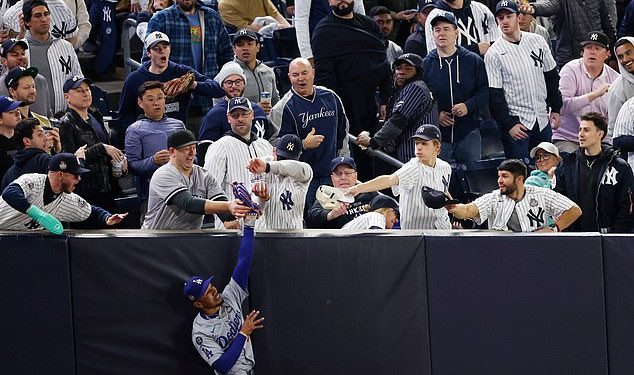 Obožavatelji s oštrim očima uočili su čudan novi detalj u virusnom sukobu navijača Yankeesa s Mookiejem Bettsom