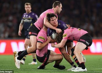 Obožavatelji su se bunili dok je Storm bio ukraden čistog pokušaja od strane video suca šokantno jer su tvrdili da službenik bunkera ‘treba ići u Specsavers’