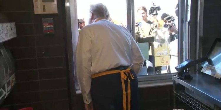 Ono što je Donald Trump rekao da će dobiti Kamalu Harris za rođendan