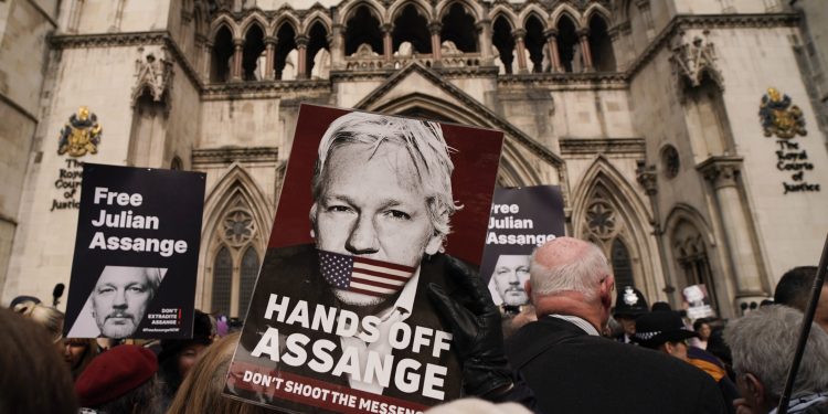 Otac Assangea zahvaljuje Putinu na podršci njegovom sinu