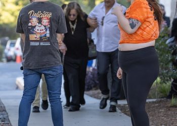 Ozzy Osbourne, 75, izgleda slabašno dok mu je pomagao pri potpisivanju autograma u LA-u