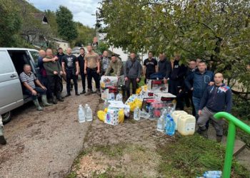 POMOĆ IZ MOSTARA Navijači Zrinjskog se probili do Kostajnice i donijeli 10 agregata koji su neophodni stanovništvu