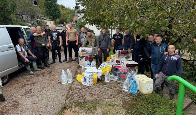 POMOĆ IZ MOSTARA Navijači Zrinjskog se probili do Kostajnice i donijeli 10 agregata koji su neophodni stanovništvu