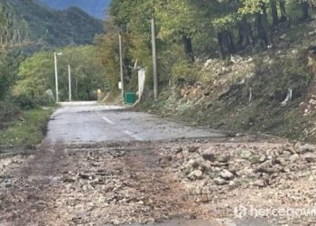 PUTEVI PREMA SARAJEVU Preporučuju se dva alternativna pravca, mulj i voda na cesti koja ide preko Ruišta i Konjica