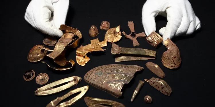 Pogled u vrijednu Staffordshire Hoard i kako je otkrivena zbirka zlata i srebra