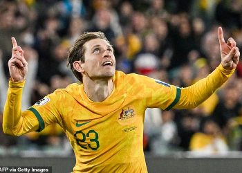 Pogledajte Craiga Goodwina kako Socceroos vrišta dok Australija dolazi iza leđa i pobjeđuje Kinu… usprkos navijačima koji su kritikovali stranu Tonyja Popovića zbog ‘KATASTROFALNE obrane’