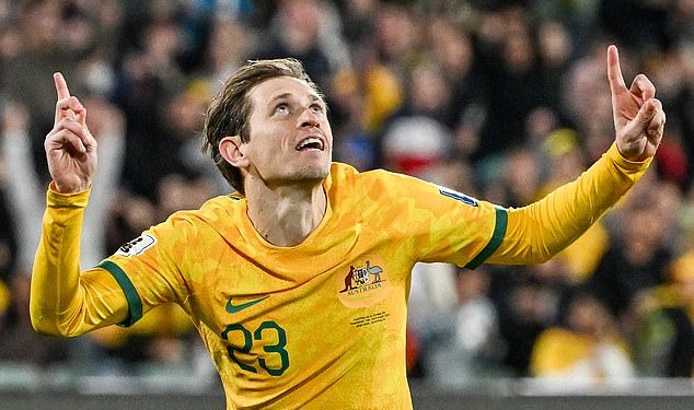 Pogledajte Craiga Goodwina kako Socceroos vrišta dok Australija dolazi iza leđa i pobjeđuje Kinu… usprkos navijačima koji su kritikovali stranu Tonyja Popovića zbog ‘KATASTROFALNE obrane’