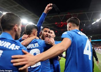 Pogledajte grčki kapetan Anastasios Bakaseta kako drži emotivni govor u čast Georgea Baldocka prije povijesne pobjede nad Engleskom na Wembleyu