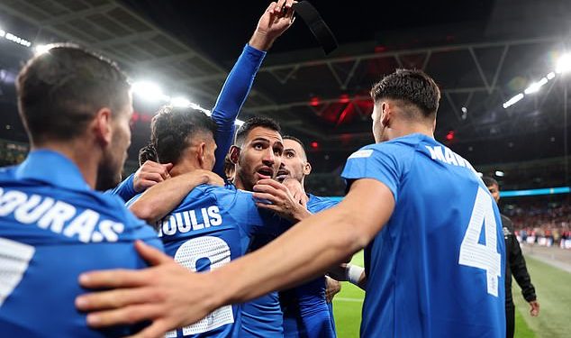 Pogledajte grčki kapetan Anastasios Bakaseta kako drži emotivni govor u čast Georgea Baldocka prije povijesne pobjede nad Engleskom na Wembleyu