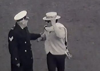 Pogodi tko? Ikona australske zabave neprepoznatljiva je na povratnim snimkama zloglasne invazije na teren St Kilda